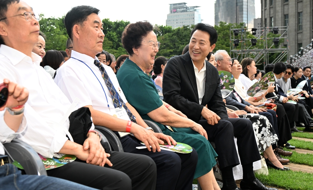 사진2. 오세훈 서울시장이 15일(금) 서울광장에서 열린 ‘광복 80주년 서울시 기념 콘서트-우리는 대한민국’에 참석해 해외 거주 독립운동가 후손(故이달 선생 장녀 이소심 여사)과 대화를 나누고 있다.