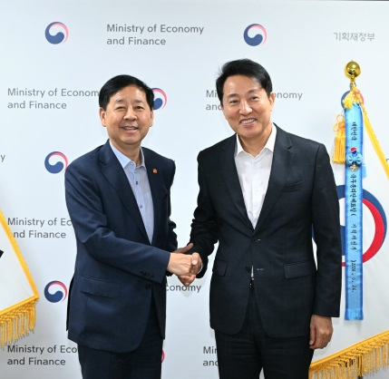 사진1. 오세훈 서울시장이 14일(목) 오전 구윤철 경제부총리와 인사를 나누고 있다