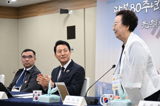 사진4. 오세훈 서울시장이 14일(목) 독립운동가 후손 초청 간담회에서 이소심 여사(오른쪽)의 소감을 청취하고 있다.