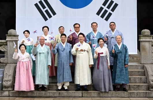 사진1. 오세훈 서울시장(앞줄 왼쪽에서 네번째)이 15일(금) 보신각에서 열린 광복 80주년 기념 타종식에서 타종인사 11인과 태극기를 들고 기념사진을 촬영하고 있다.