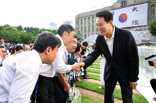 사진1. 오세훈 서울시장이 15일(금) 서울광장에서 열린 ‘광복 80주년 서울시 기념 콘서트-우리는 대한민국’에 참석해 해외 거주 독립운동가 후손과 인사를 나누고 있다.
