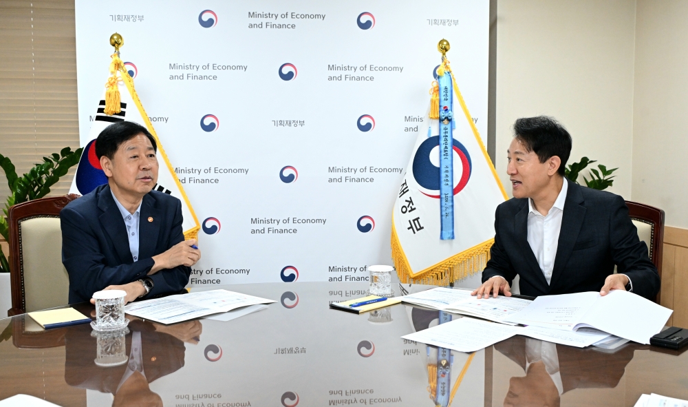 사진2. 오세훈 서울시장이 14일(목) 오전 구윤철 경제부총리를 만나 국비 보조사업 차등보조율 적용 제도 개선을 요청하고 있다.