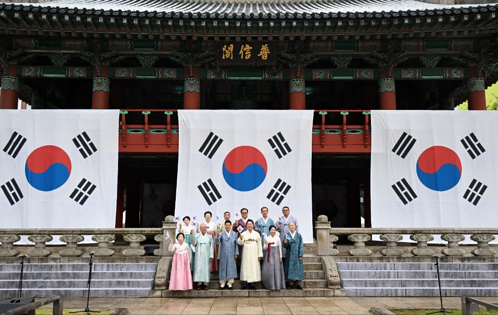 사진2. 오세훈 서울시장(앞줄 왼쪽에서 네번째)이 15일(금) 보신각에서 열린 광복 80주년 기념 타종식에서 타종인사 11인과 태극기를 들고 기념사진을 촬영하고 있다.