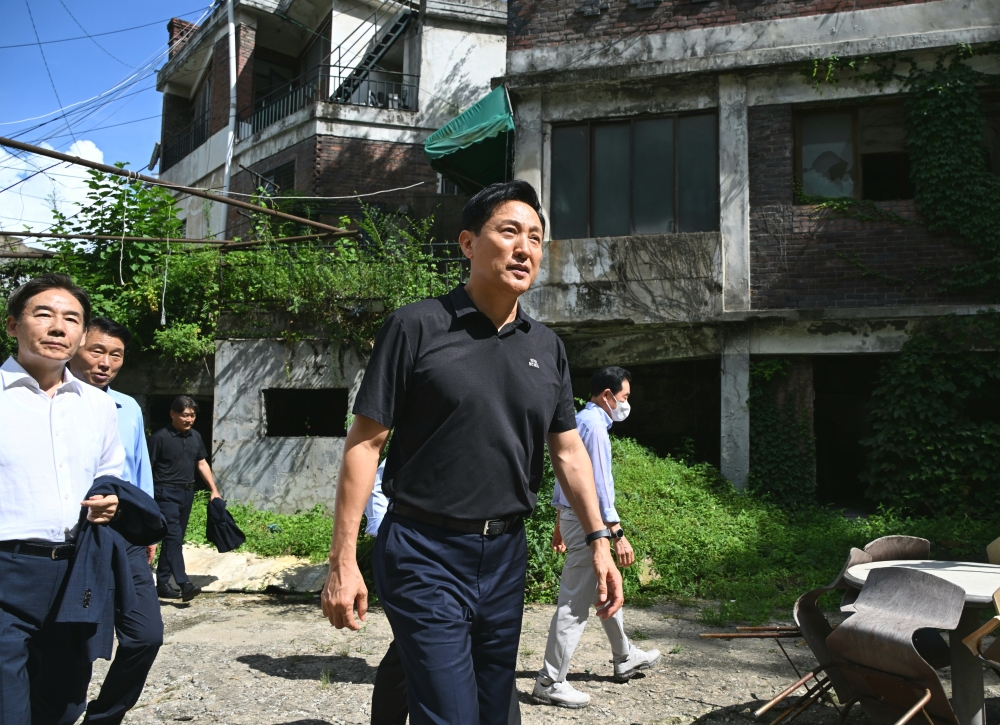 사진2. 오세훈 서울시장이 19일(화) 오후 서대문구 현저동 모아타운 현장을 점검하고 있다.