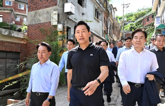사진1. 오세훈 서울시장이 19일(화) 오후 서대문구 현저동 모아타운 현장을 점검하고 있다.