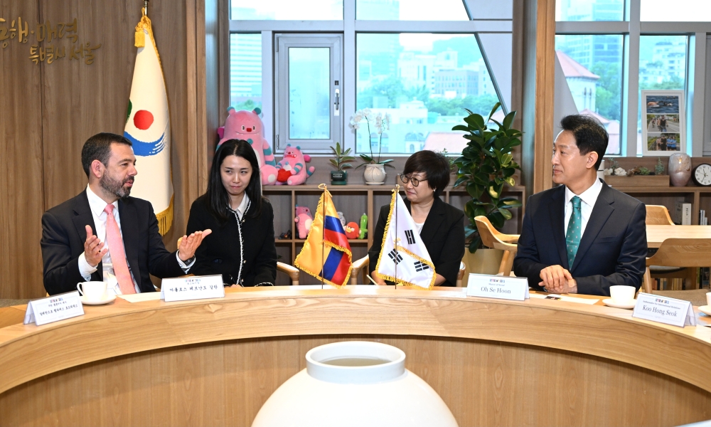 사진2. 오세훈 서울시장이 26일(화) 카를로스 페르난도 갈란 보고타시장과 면담하고 있다. (1)