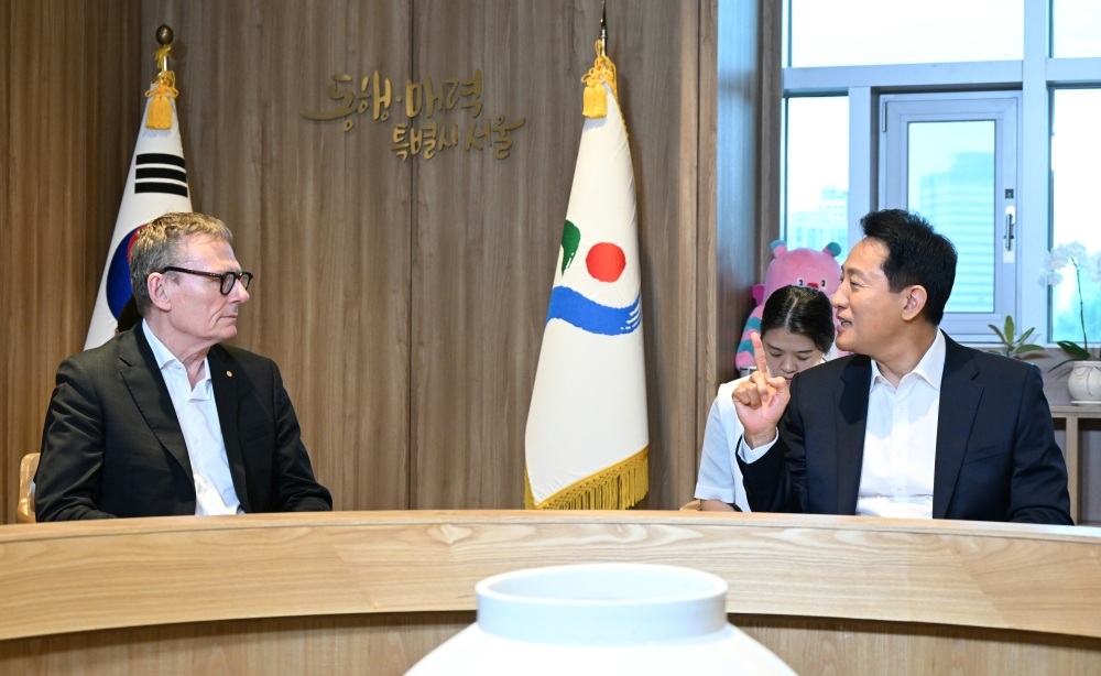 사진2. 오세훈 서울시장이 21일(목) 오전 서울시청에서 열린 _지속가능한 번영을 위한 길_ 특별대담에 앞서 노벨경제학상 수상자 제임스 로빈슨 미국 시카고대학교 교수와 환담을 나누고 있다.