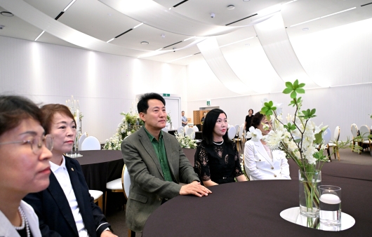 사진1. 오세훈 서울시장이 23일(토), 서울시 공공예식장 ‘피움서울’의 내부 시설을 둘러보고 있다.