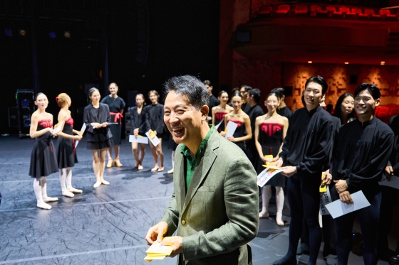 사진1. 오세훈 서울시장이 23일(토), 세종문화회관에서 열린 서울시발레단 창단 1주년 공연 더블빌 _유회웅x한스 판 마넨_을 관람 후 단원들에게 축하 인사를 전하고 있다.