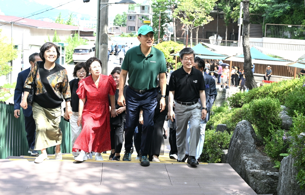 사진2. 오세훈 서울시장이 22일(금) 오전 중구 청구동마을마당 인근 고지대 이동약자 편의시설 설치 대상지 현장을 찾아 주민들과 함께 계단을 오르고 있다.