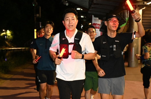 사진1. 오세훈 서울시장이 21일(목), ‘서울 러닝 순찰대’와 홍제천 일대를 달리며 시민과 시설물의 안전을 점검하고 있다.
