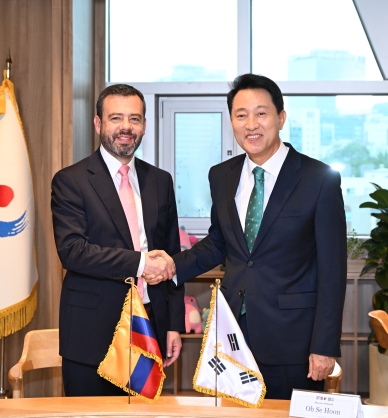 사진1. 오세훈 서울시장이 26일(화) 카를로스 페르난도 갈란 보고타시장과 면담 후 기념사진을 촬영하고 있다.