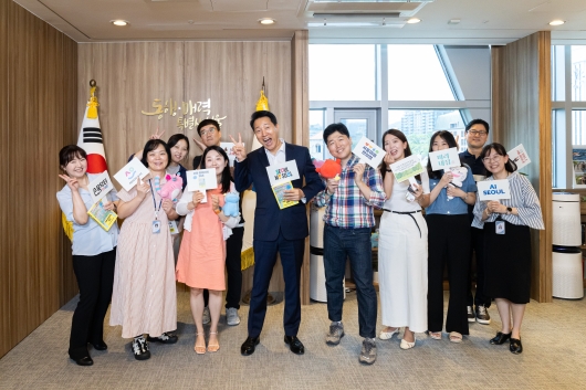 사진1. 오세훈 서울시장이 27일(수) 시장 집무실에서 서울시 대표 정책과 사업 담당 공무원들과 간담회를 하고 기념사진을 촬영하고 있다.