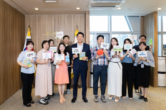 사진2. 오세훈 서울시장이 27일(수) 시장 집무실에서 서울시 대표 정책과 사업 담당 공무원들과 간담회를 하고 기념사진을 촬영하고 있다.