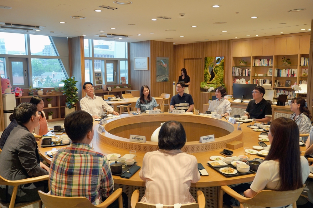 사진3. 오세훈 서울시장이 27일(수) 시장 집무실에서 서울시 대표 정책 및 사업 담당 공무원들과 오찬 간담회를 하고 있다.