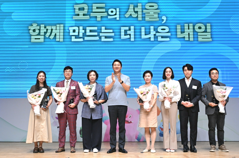 (사진3) 오세훈 서울시장이 2일(화) _2025 서울여성대회_에서 _제22회 서울시 성평등상_ 수상자와 기념사진을 촬영하고 있다.