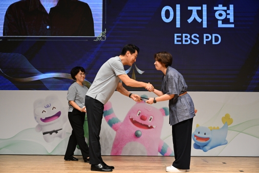 (사진2) 오세훈 서울시장이 2일(화) _2025 서울여성대회_에서 이지현 EBS PD에게 _제22회 서울시 성평등상_ 대상을 시상하고 있다.