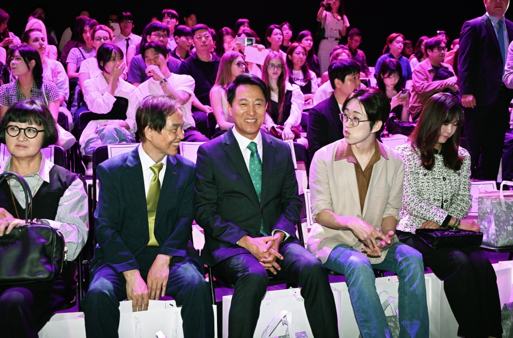 사진2. 오세훈 서울시장이 5일(금) 오후 DDP에서 열린 ‘2026 SS 서울패션위크’에서 _한나신 패션쇼_에서 참석자들과 대화를 나누고 있다.