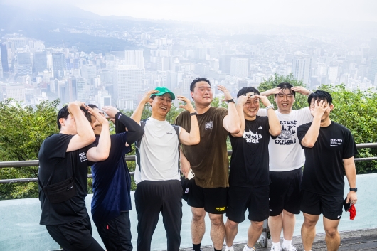 사진6. 오세훈 서울시장이 6일(토) 아침 러닝 번개 ‘남산런’에 참가한 시민들과 기념 촬영을 하고 있다.
