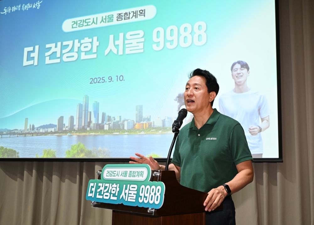 (사진4) 오세훈 서울시장이 10일(수) _9988 평생건강 서울_ 종합 계획을 발표하고 있다.