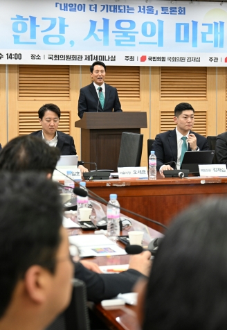 사진3. 오세훈 서울시장이 3일(수) 국회에서 열린 ‘내일이 더 기대되는 서울- 한강, 서울의 미래’ 토론회에서 축사하고 있다.
