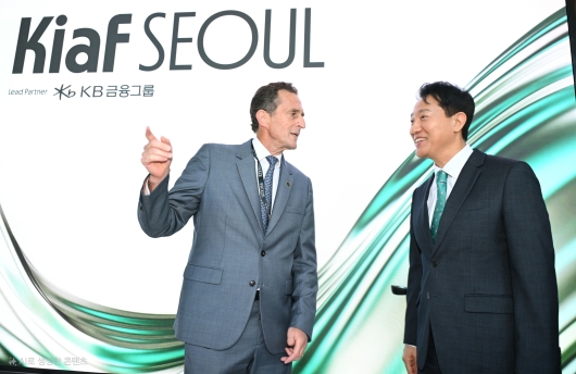 사진1. 오세훈 서울시장이 3일(수) 코엑스에서 열리고 있는 ‘키아프？프리즈 서울’에서 사이먼 폭스 프리즈 CEO와 작품을 관람하며 이야기를 나누고 있다.