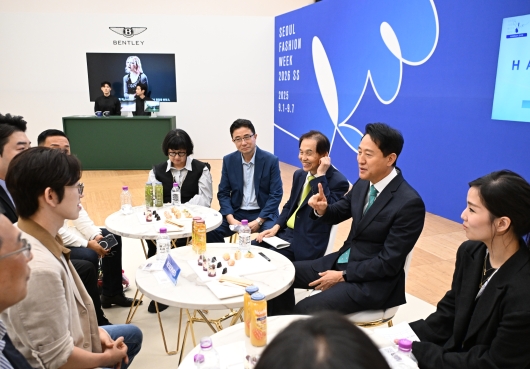 사진1. 오세훈 서울시장이 5일(금) 오후 DDP에서 열린 ‘2026 SS 서울패션위크’에서 _한나신 패션쇼_ 참석자들과 대화를 나누고 있다.