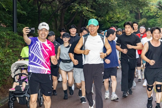 사진2. 오세훈 서울시장이 6일(토) 아침 러닝 번개 ‘남산런’에 참가한 시민들과 남산 북측 순환로를 달리고 있다.