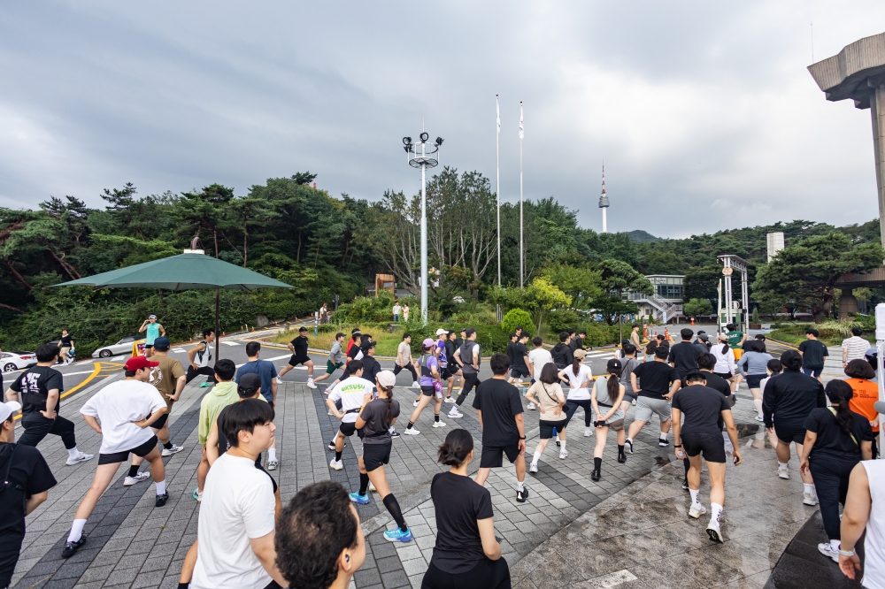 사진3. 오세훈 서울시장이 6일(토) 아침 러닝 번개 ‘남산런’에 참가시민들과 준비운동을 하고 있다.