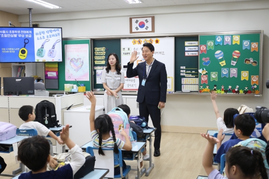 사진1. 12일(금) 광진구 양남초등학교를 찾은 오세훈 서울시장이 1학년 어린이들을 대상으로 초등안심벨 사용법을 설명하고 있다.