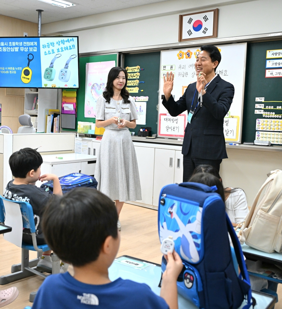 사진2. 12일(금) 광진구 양남초등학교를 찾은 오세훈 서울시장이 1학년 어린이들을 대상으로 초등안심벨 사용법을 설명하고 있다.