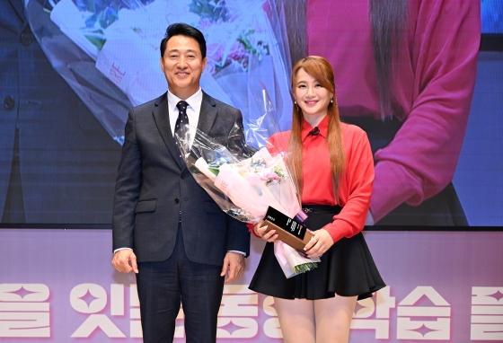 사진6. 오세훈 서울시장이 16일(화) 오후 서울시 교육복지 정책 _서울런_ 4주년 기념식에서 서울런 홍보대사로 위촉된 이지영 강사(오른쪽)와 기념촬영 하고 있다.