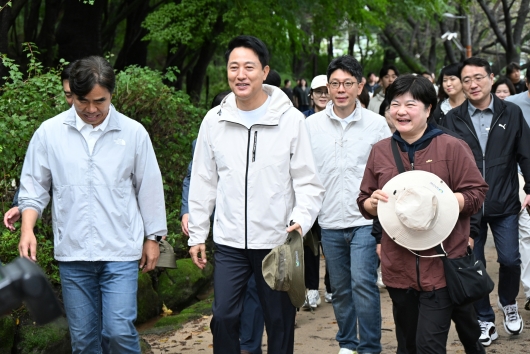 (사진1)오세훈 서울시장이 20일(토) 서대문구 연희숲속쉼터에서 열린 '2025 서울사회복지사 등반대회'에서 참석자들과 행사장에 입장하고 있다.