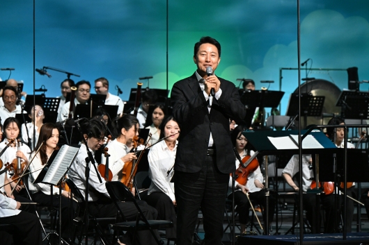 사진1. 오세훈 서울시장이 20일(토), 북서울꿈의숲 청운답원에서 열린 ‘서울시향 파크 콘서트’에서 시민들에게 인사하고 있다.