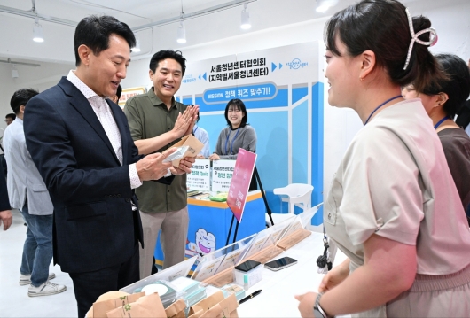 (사진5) 오세훈 서울시장이 20일(토) 성수동 일대에서 열린 ‘2025 서울 청년주간‘ 팝업스토어를 둘러보고 있다.