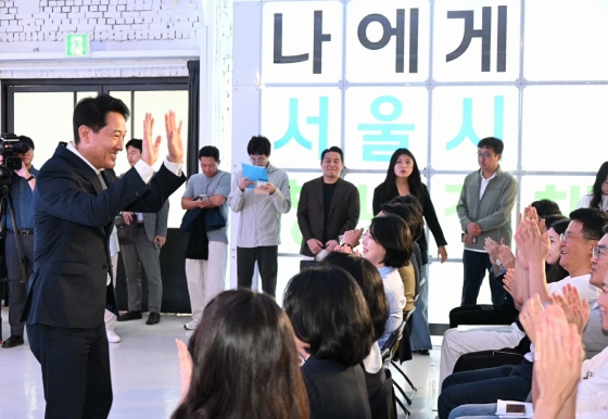 (사진6) 오세훈 서울시장이 20일(토) AP AGAIN(성동구 성수동)에서 열린 ‘2025 서울 청년의 날 기념식’에서 참석자들에게 인사하고 있다.