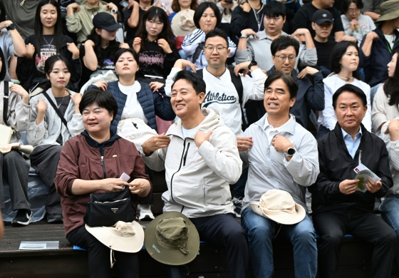 (사진3)오세훈 서울시장이 20일(토) 서대문구 연희숲속쉼터에서 열린 '2025 서울사회복지사 등반대회'에서 준비운동을 하고 있다.