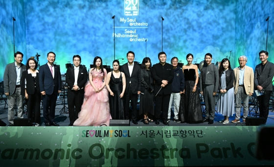 사진4. 오세훈 서울시장이 20일(토), 북서울꿈의숲 청운답원에서 열린 ‘서울시향 파크 콘서트’에서 서울시향 단원 및 내빈과 기념 촬영하고 있다.