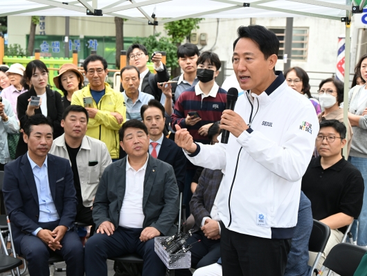 사진3. 24일(수) 미아2 재정비촉진구역을 찾은 오세훈 서울시장이 주민간담회에서 주민의 질문에 답변하고 있다.