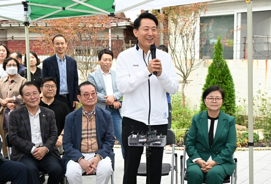 사진2. 24일(수) 미아2 재정비촉진구역을 찾은 오세훈 서울시장이 주민과 함께 대상지를 둘러보고 있다.