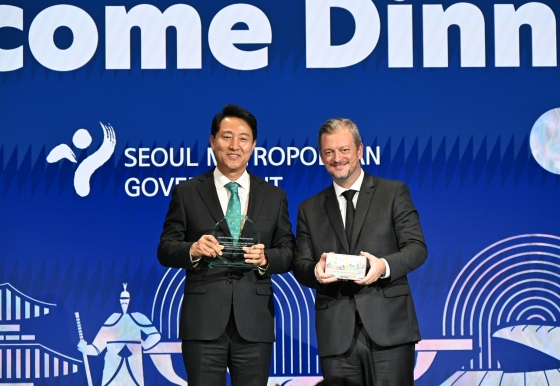 사진2. 오세훈 시장이 24일(수) 오후 강남구 웨스틴 서울 파르나스 하모니볼룸에서 열린 ‘2025 서울 IPC 정기총회’ 환영 행사에 참석해 앤드류 파슨스 IPC위원장(오른쪽)과 기념촬영 하고 있다.