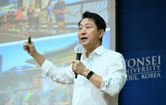 사진5. 오세훈 서울시장은 24일(수) 오후, 연세대학교 백양관 대강당에서 ‘AI 격변의 시대, 우리는 무엇으로 승부할 것인가 - 나, 그리고 서울’을 주제로 연세대 재학생과 교직원 등을 대상으로 특강을 하고 있다.
