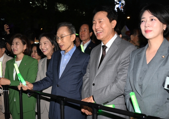 사진5. 오세훈 서울시장이 1일(수) 청계광장에서 열린 _청계천 복원 20주년 기념식_에 참석해 레이저 아트 쇼를 관람하고 있다.
