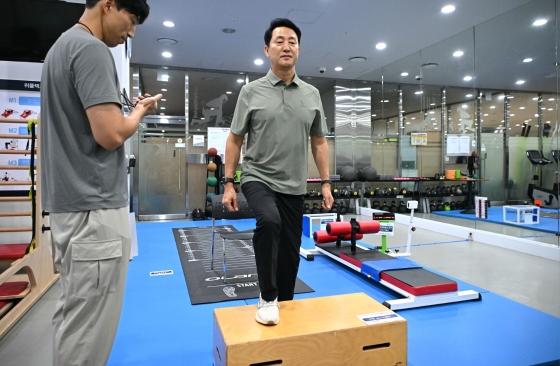 사진4.오세훈 서울시장이 1일(수) 서울시청 체력단련실에서 ‘더 건강한 서울 9988’의 주요사업인 ‘체력인증센터’ 운영을 앞두고 체력측정 장비를 점검하고 ‘10m왕복달리기’와 ‘스텝박스’를 시범 측정하고 있다
