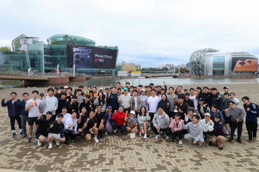 사진6) 오세훈 서울시장이 추석 연휴 마지막 날인 9일(목) 러닝 번개 _한강런_에 참가한 시민들과 기념사진을 촬영하고 있다.