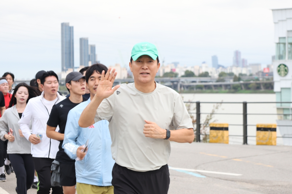 사진3) 오세훈 서울시장이 추석 연휴 마지막 날인 9일(목) 러닝 번개 _한강런_에 참가한 시민들과 반포한강공원을 달리고 있다.