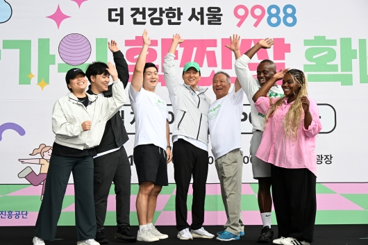 사진1. 오세훈 서울시장(가운데)이 10일(금) 동대문디자인플라자(DDP) 어울림마당에서 열린 _한가위 확·찐·살 확빼기_ 챌린지에 참석해 기념촬영하고 있다.