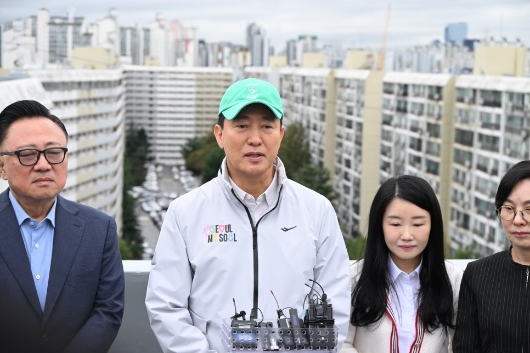 사진4._오세훈_서울시장이_13일(월)_오전_대치은마아파트_재건축_현장을_찾아_브리핑을_청취하고_관련_질문에_답변하고_있다.