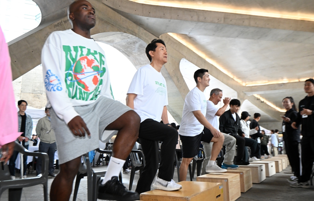 사진3. 오세훈 서울시장이 10일(금) 동대문디자인플라자(DDP) 어울림마당에서 열린 _한가위 확·찐·살 확빼기_ 챌린지에서 심폐지구력을 측정하기 위해 _스텝박스_에 오르고 있다.