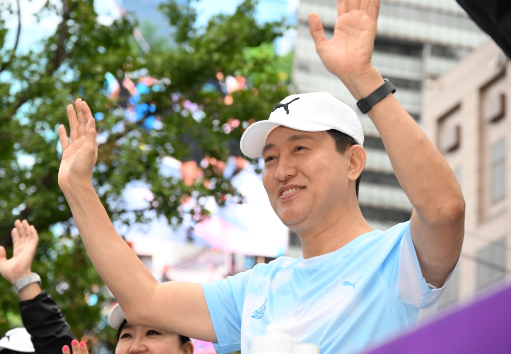 사진1. 오세훈 서울시장이 12일(일) 아침 청계광장 일대에서 열린 ‘서울달리기 2025’ 출발점에서 참가자들을 응원하고 있다.